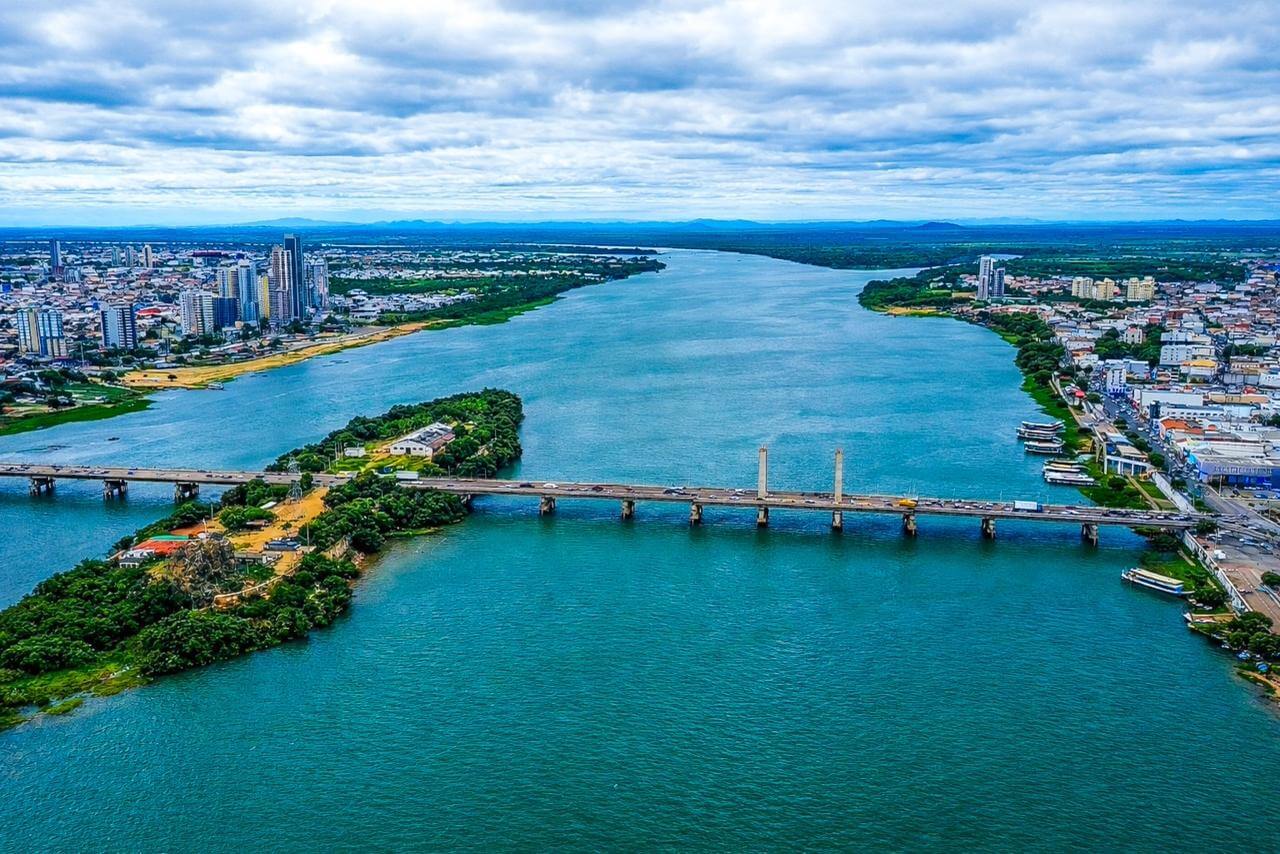 Ponte sobre o Rio São Francisco que liga as cidades de Juazeiro (BA) e Petrolina (PE) é marco simbólico que representa o desenvolvimento regional do Vale | Foto: Felipe Pires/Marca Comunicação